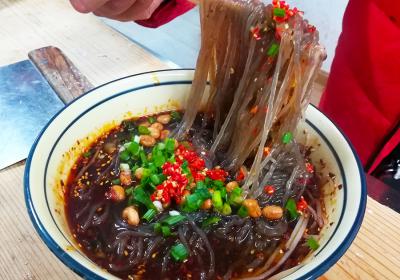 成都特色小吃酸辣粉技術(shù)培訓(xùn)，價(jià)廉物美創(chuàng)業(yè)無(wú)憂(yōu)